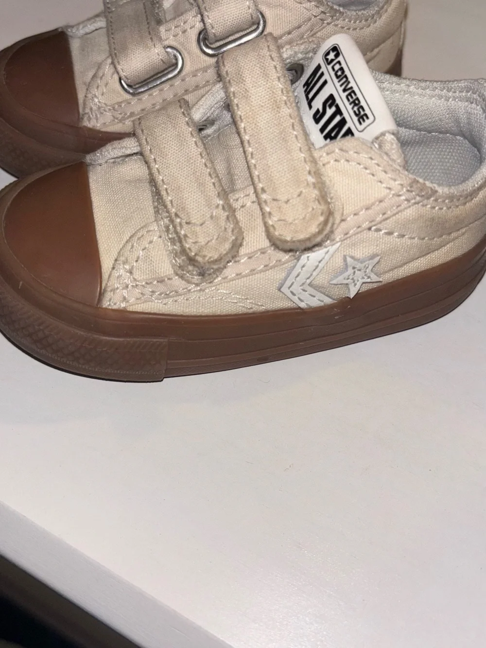 Converse Kids Low Top Sneakers in Cream and Brown (4 toddler)